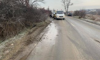 Capcană de gheață într-o curbă, pe Valea Chintăului. Trei mașini au ieșit în decor