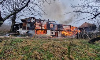 O casă tip duplex a ars ca o torţă. De la ce a pornit focul?