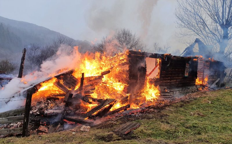 Pompierii clujeni au intervenit timp de trei ore pentru a stinge un incendiu la o casă tip duplex