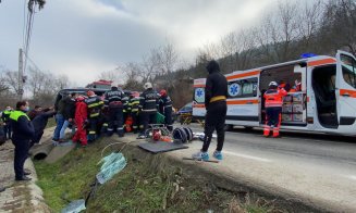 Mașină răsturnată pe un drum din Cluj. O femeie a rămas încarcerată