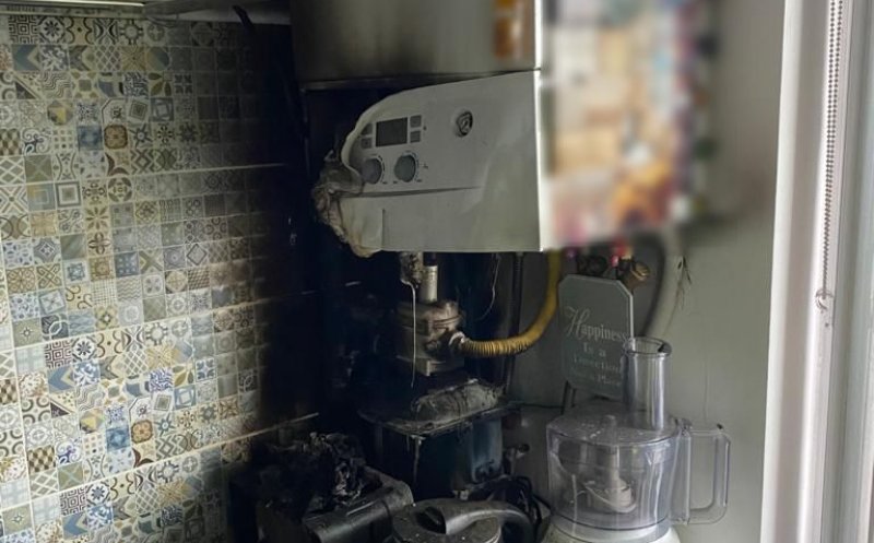 Panică într-un bloc din Cluj. A luat foc o centrală de apartament