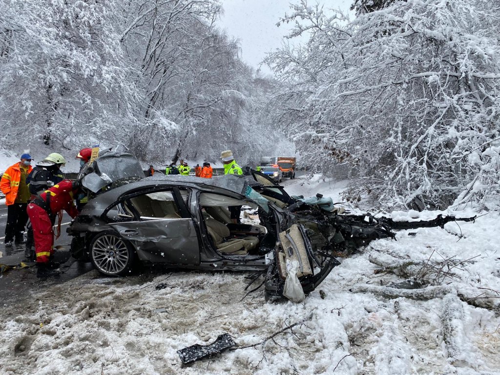 Carnagiu pe șosea. Trei oameni au murit, după un impact violent între un autoturism și o autotutilitară încărcată cu butelii de oxigen