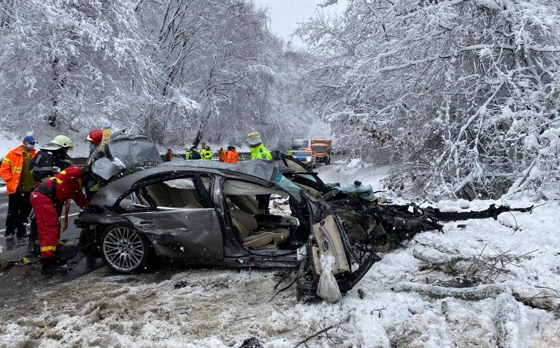 Carnagiu pe șosea. Trei oameni au murit, după un impact violent între un autoturism și o autotutilitară încărcată cu butelii de oxigen