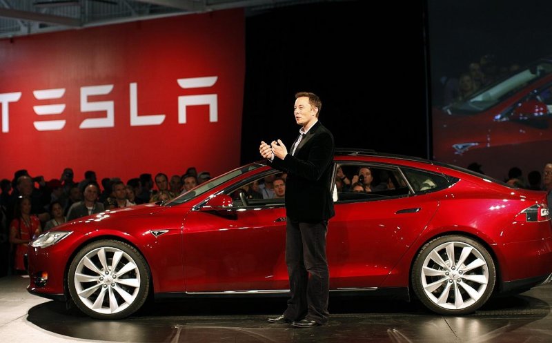 Cum a ajuns Elon Musk cel mai bogat om din lume. Doarme pe jos la fabricile Tesla si lucrează 120 de ore săptămânal