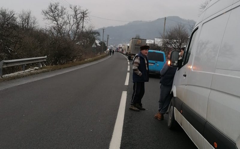 Coliziune frontală între două mașini pe Cluj - Zalău. O persoană a fost grav rănită
