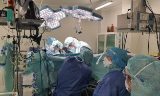 La  nici două luni, un bebeluș a fost greu încercat de viață. Infectat cu COVID, a fost operat pe inimă