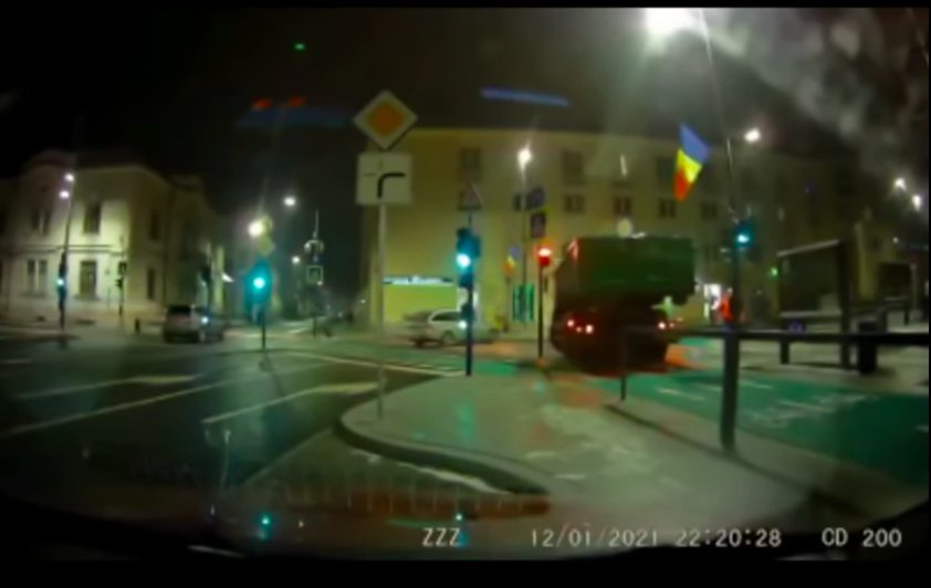 Cum a reușit șoferul unei mașini de gunoi să distrugă un semafor din centrul Clujului