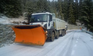 Polei pe drumurile din Cluj. S-a dat cu aproape 1.000 de tone de material antiderapant