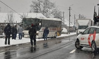 Circulație îngreunată la ieșirea din Dej, după ce un autocar a rupt un stâlp de electricitate