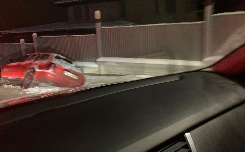 Iarna le dă mari bătăi de cap șoferilor. O mașină s-a răsturnat lângă pârtia de schi Feleacu, alta lângă Lita