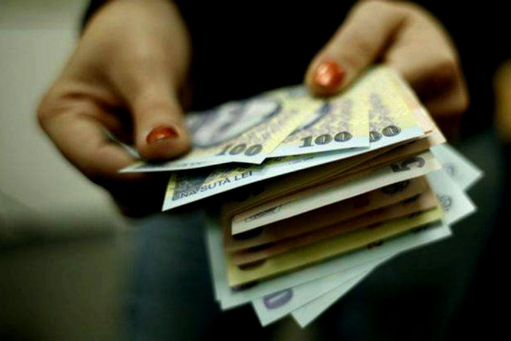Salariile bugetarilor nu vor fi tăiate, dar se va umbla la sporuri