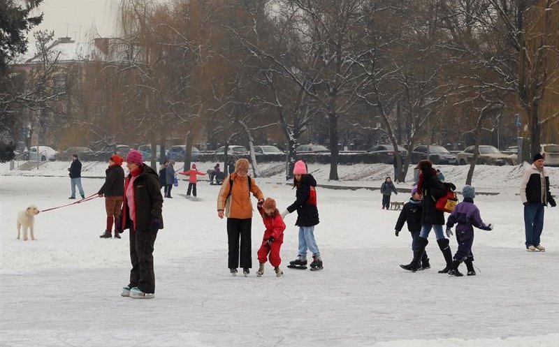 Primăria promite, din nou, patinoar pe lacul Chios. Alte două se pregătesc în cadrul unor noi investiţii