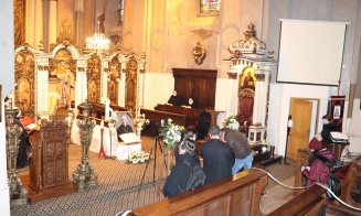 Sute de credincioși s-au rugat astăzi, cu lacrimi în ochi,  la catafalcul episcopului Florentin Crihălmeanu