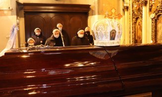 Sute de credincioși s-au rugat astăzi, cu lacrimi în ochi,  la catafalcul episcopului Florentin Crihălmeanu