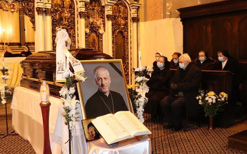 Sute de credincioși s-au rugat astăzi, cu lacrimi în ochi,  la catafalcul episcopului Florentin Crihălmeanu