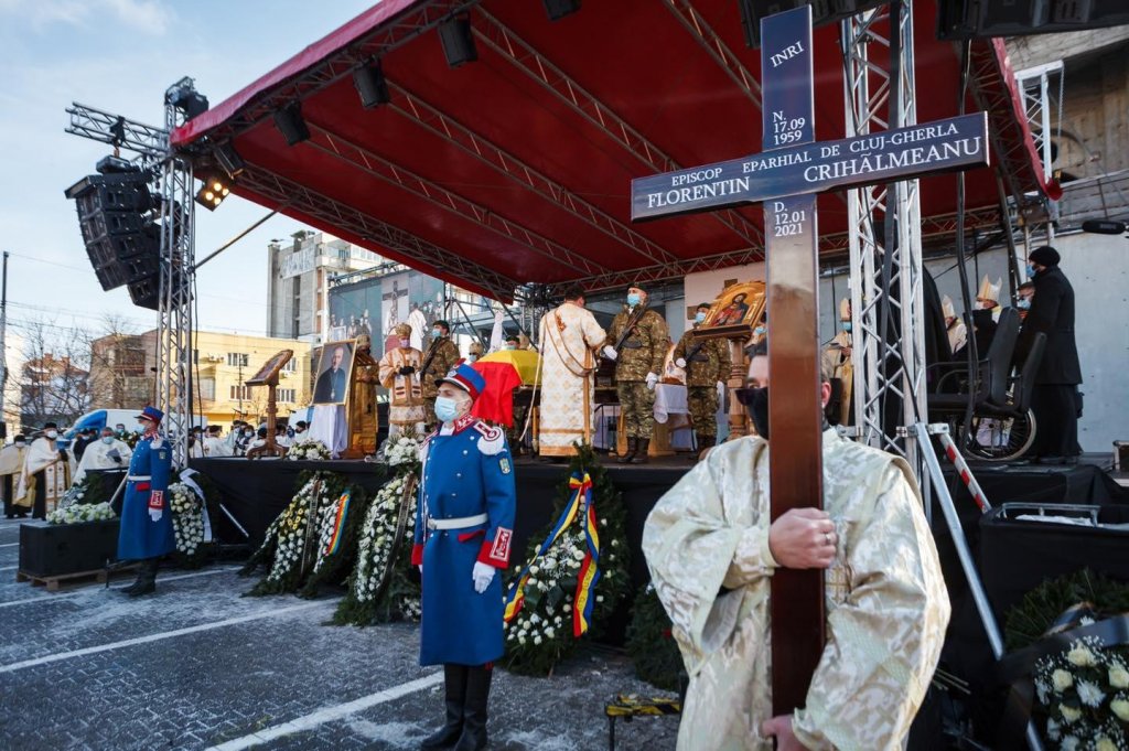 Mii de persoane au participat la slujba de înmormântare a PS Florentin Crihălmeanu