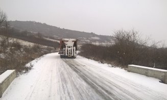 Circulație în condiții de iarnă pe drumurile din Cluj. S-au împrăștiat sute de tone de material antiderapant