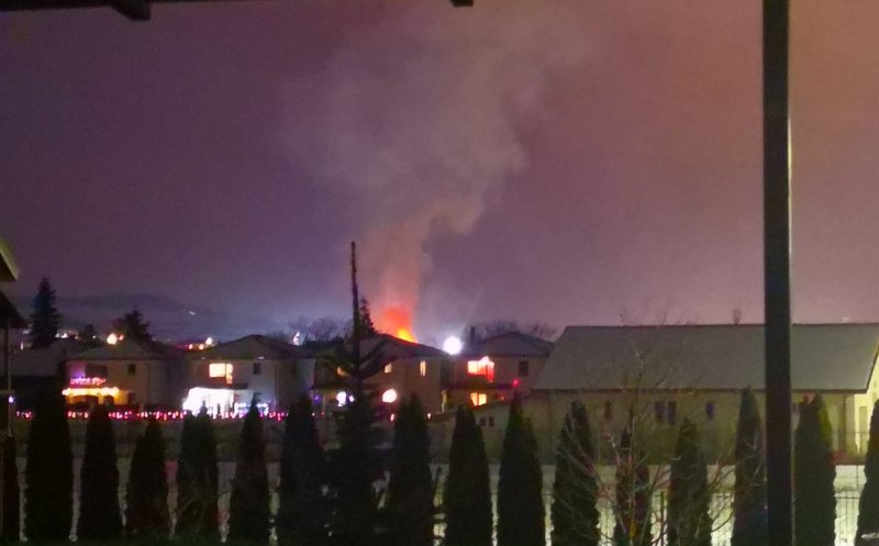 Incendiu pe strada Avram Iancu, în Florești. Au ars acoperișul unei case și o anexă