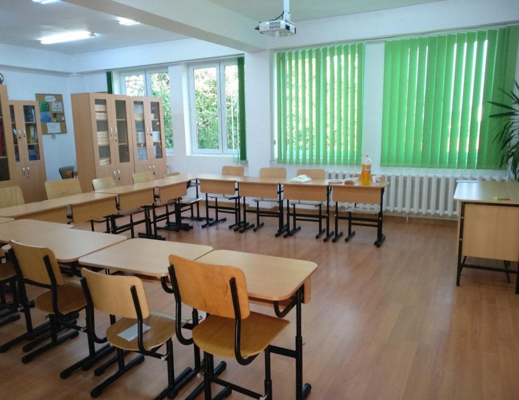 Ușor de zis, greu de făcut. Angajații școlilor care vor să se vaccineze, nu reușesc să se programeze