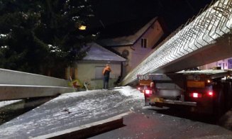 Trafic blocat între Dej și Beclean. Mai multe grinzi de beton au căzut de pe un trailer