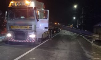 Trafic blocat între Dej și Beclean. Grinzi de beton căzute de pe un trailer