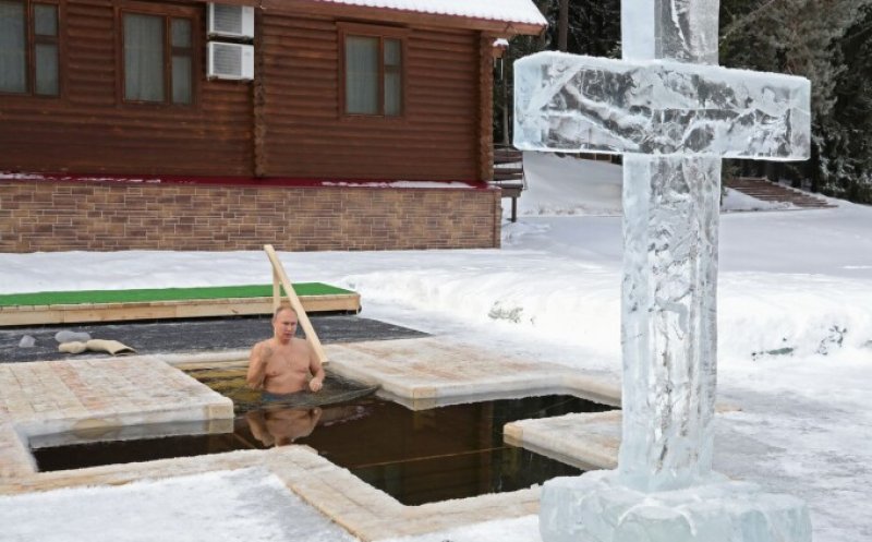 Putin și-a arătat mușchii. Președintele Rusiei a intrat la bustul gol într-o apă rece ca gheața