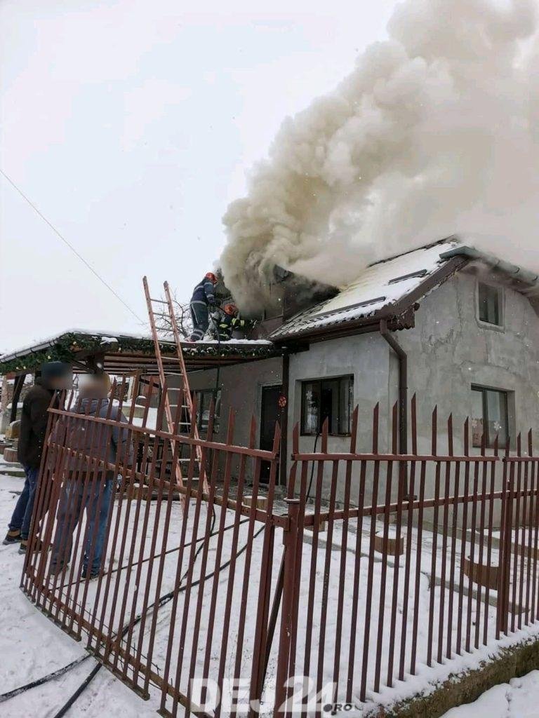 Trei ore s-au luptat pompierii să stingă un incendiu la o casă din Apahida. De la ce a pornit focul