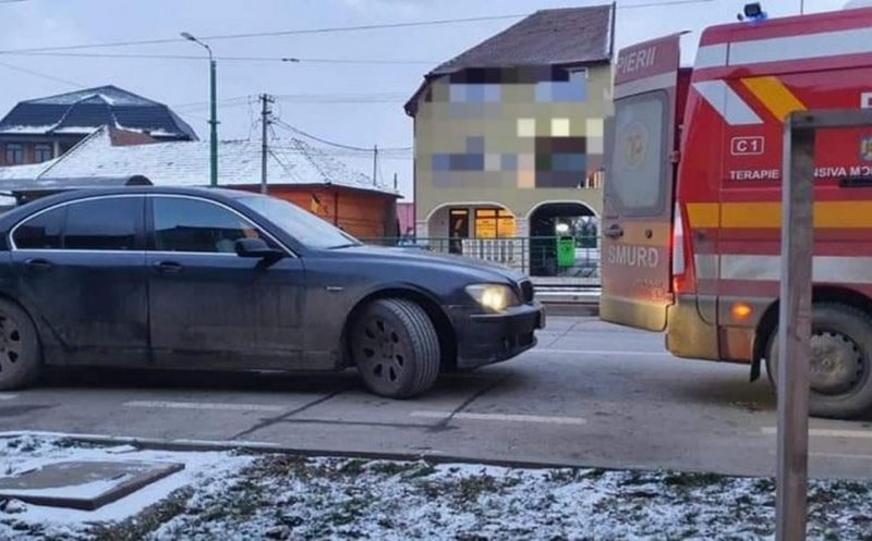 Un şofer cu BMW a blocat o ambulanţă care avea de preluat un pacient în comă