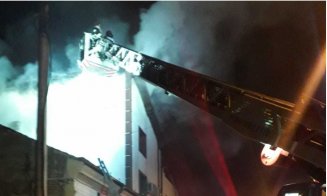 O pensiune a fost cuprinsă de flăcări. 11 persoane au reușit să iasă la timp