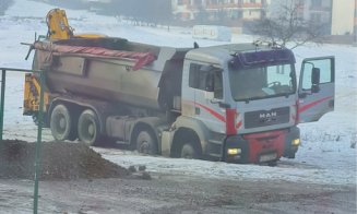 Basculante blocate pe străzile din Florești din cauza gropilor