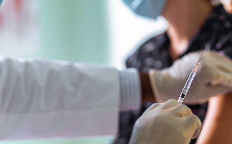 Goana după o doză de vaccin: „Sunăm şi vedem cine reuşeşte să vină într-un sfert de oră”