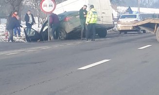 Două mașini au plonjat în șanț, după un accident pe o șosea din Cluj