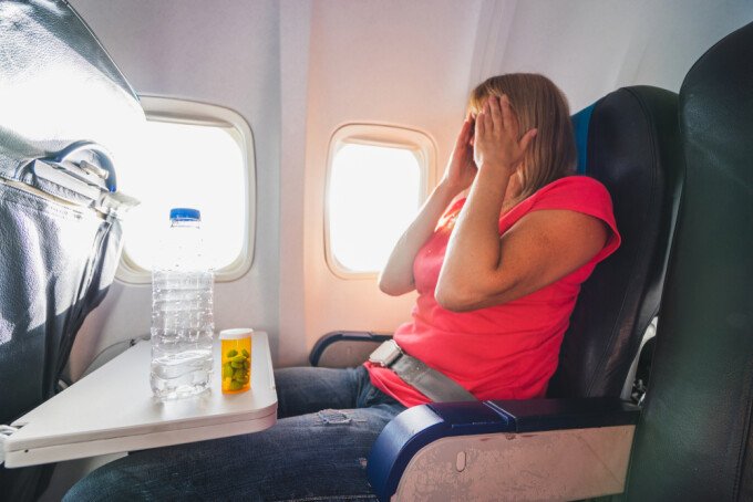 Cu test negativ la decolare, dar cu simptome de COVID în avion