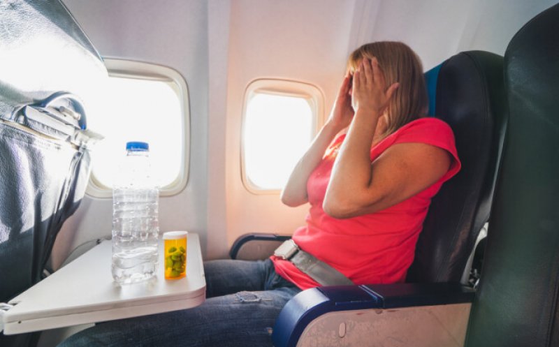 Cu test negativ la decolare, dar cu simptome de COVID în avion