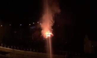 UPDATE Incendiu la o casă din Cluj. Pompierii au intervenit timp de două ore