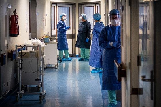 Multe decese, dar cazuri mai puține azi la Cluj. Rata de pozitivare, sub media națională