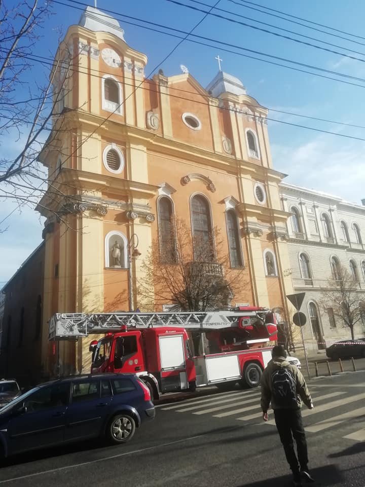 Tencuială căzută pe mașininile dintr-o parcare din Cluj-Napoca