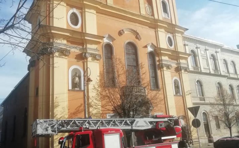 Tencuială căzută pe mașininile dintr-o parcare din Cluj-Napoca