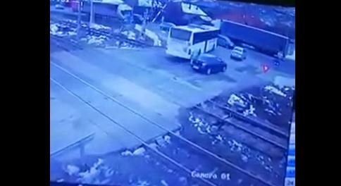Inconștiență la volan. Un autobuz plin cu muncitori a trecut o cale ferată în Jucu, exact când s-a lăsat  bariera