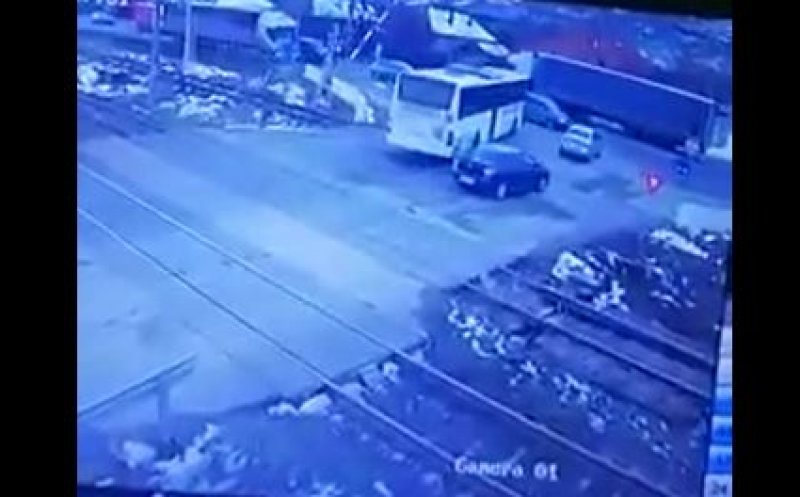 Inconștiență la volan. Un autobuz plin cu muncitori a trecut o cale ferată în Jucu, exact când s-a lăsat  bariera