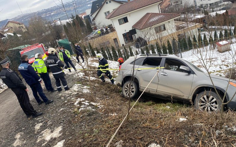 Autoturism pe cale să se prăbușească la Cluj. Două femei au fost salvate de trecători