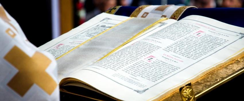 Preoţii prinşi că „citesc viitorul” în cărțile de cult riscă să fie daţi afară din Biserică