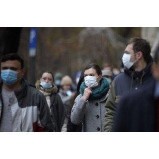 Cum se poate lua COVID-19 când ești în aer liber? Cel mai mare risc vine de la cei pe care îi cunoști