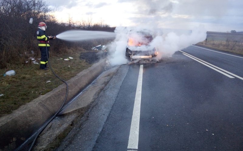 O mașină a fost mistuită de flăcări pe un drum din Cluj. Ce s-a întâmplat