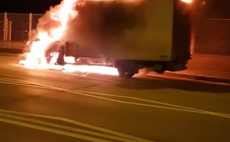 Incendiu de proporții pe Traian Vuia! O mașină s-a făcut scrum în doar câteva minute