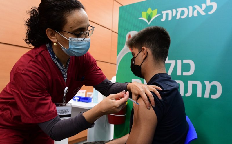 Şi adolescenții sunt vaccinaţi în Israel. Campania de vaccinare dă roade