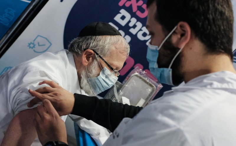 Primele rezultate din Israel. Câte dintre persoanele vaccinate cu ambele doze au luat virusul