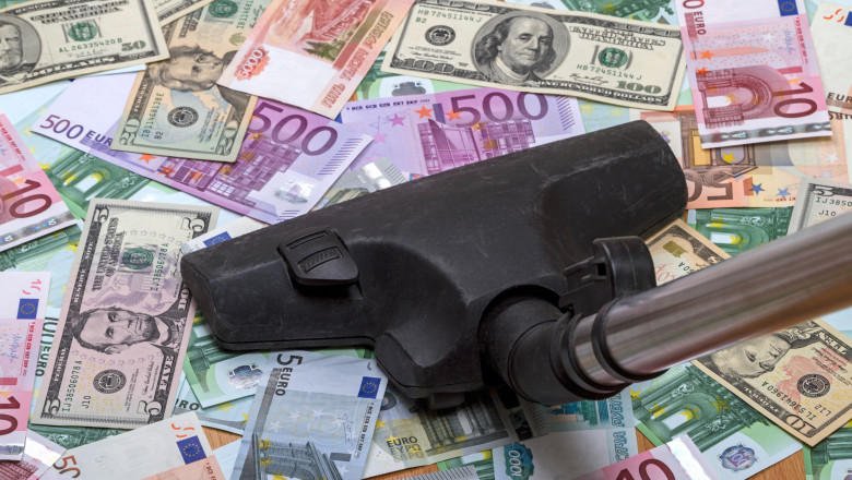 Jaf cu... aspiratorul. Un român a furat aproape 60.000 de euro din seiful unui supermarket