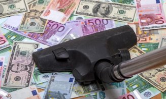 Jaf cu... aspiratorul. Un român a furat aproape 60.000 de euro din seiful unui supermarket