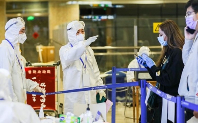 Un an de închisoare pentru că a ascuns simptomele COVID-ului înainte de a urca în avion